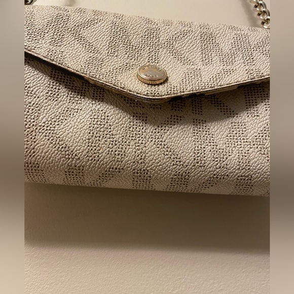 ✨ Michael Kors Crossbody 👛 - Picture 7 of 14